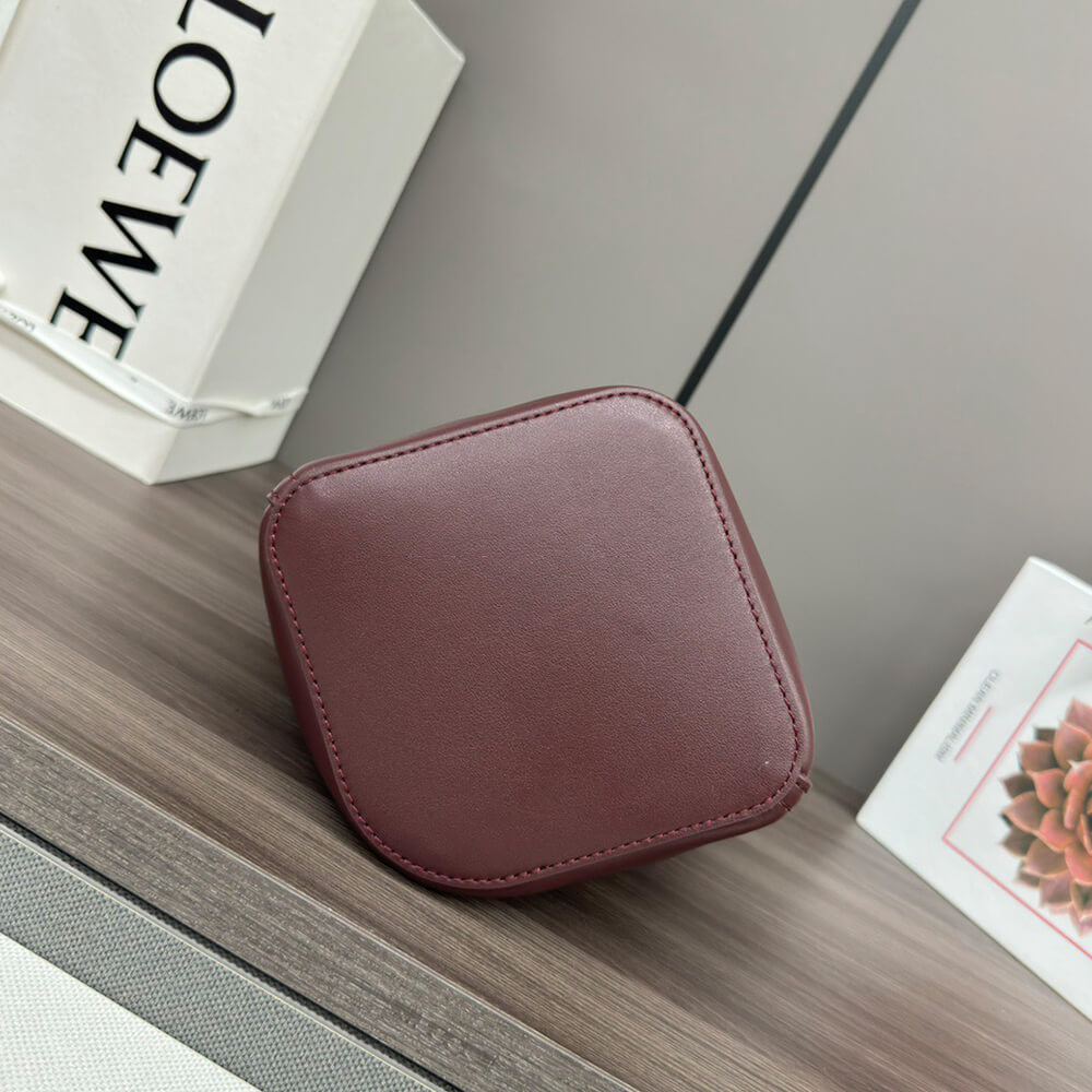 LOEWE Mini Pebble bucket in smooth calfskin(high-end grade)