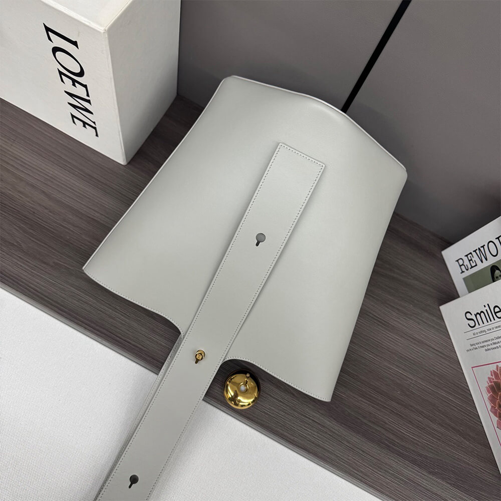 LOEWE Medium Pebble bucket in smooth calfskin(high-end grade)