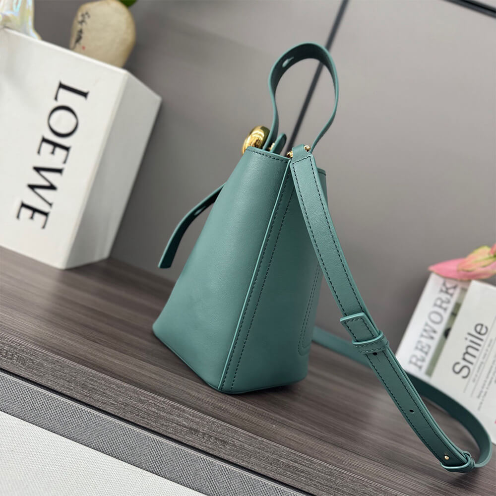 LOEWE Mini Pebble bucket in smooth calfskin(high-end grade)
